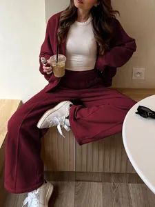 Ensemble deux pièces bordeaux chic comprenant un sweat à capuche et un pantalon large.