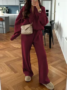 Ensemble de survêtement deux pièces rouge foncé élégant pour femme avec pantalon large