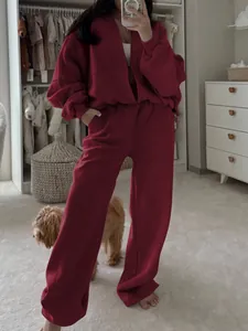 Ensemble de survêtement bordeaux élégant avec veste ample et pantalon à jambes larges
