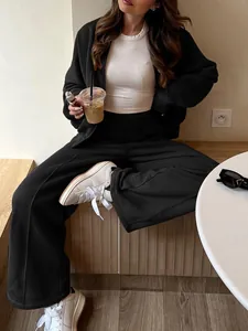 Ensemble deux pièces noir élégant avec sweat à capuche et pantalon large pour femmes