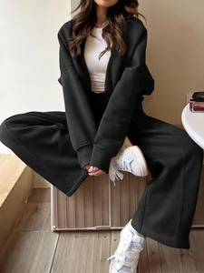 Ensemble de survêtement noir deux pièces avec sweat à capuche et pantalon large
