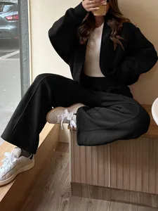 Ensemble décontracté deux pièces pour femme avec sweat à capuche noir et pantalon large