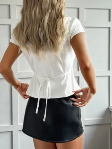 Vue arrière d'une chemise blanche à manches courtes Y2K avec nœud de taille réglable