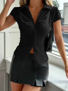 Chemise noire boutonnée à manches courtes style Y2K avec mini-jupe en cuir plissée