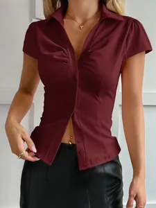 Chemise courte boutonnée moulante de style Y2K chic en couleur bordeaux profond