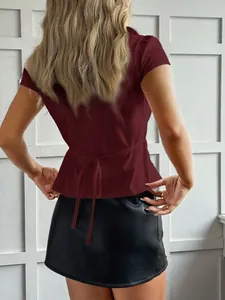 Vue arrière détaillée d'un cardigan bordeaux à manches courtes avec lien à la taille