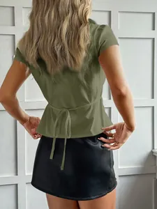 Vue arrière d'un gilet vert Y2K à manches courtes avec un design à nouer à la taille.