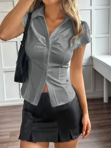 Vue détaillée d'une chemise grise à manches courtes de style Y2K avec des fronces plissées