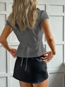 Vue arrière d'une chemise grise Y2K à manches courtes avec lien de serrage à la taille