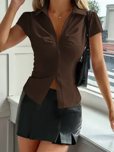 Gros plan d'une chemise boutonnée marron froncée avec une mini-jupe plissée noire.