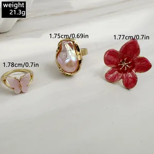 Detailansicht von Vintage-Ringen mit Gewichts- und Maßangaben auf Marmorfläche
