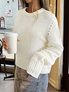 Gros plan d'un pull blanc en maille épaisse avec tissage texturé et col rond