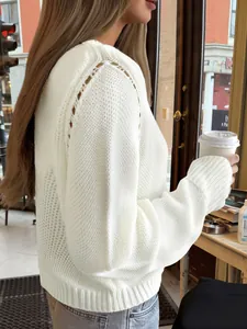 Pull en maille blanc pour femme avec détails évidés aux épaules pour l'automne