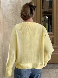 Vue arrière détaillée d'un pull en maille jaune pâle doux pour femmes en automne