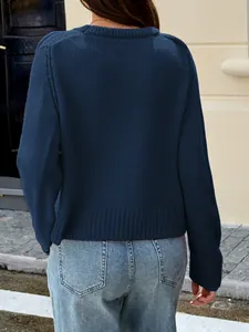 Vue arrière d'un pull en maille bleu marine à manches longues pour un look d'automne décontracté