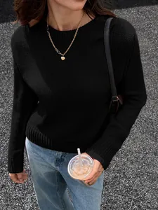 Gros plan d'un pull en maille noire à manches longues avec détails de col et texture