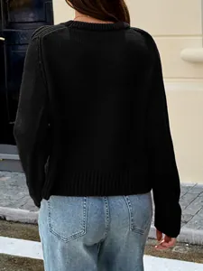 Détail de la vue arrière d'un pull en maille noir à manches longues décontracté pour femme