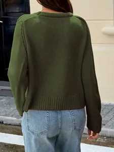 Vue arrière d'un pull en maille vert foncé à manches longues avec ourlet et col côtelés
