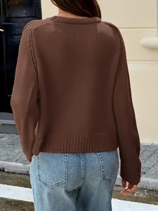 Vue arrière détaillée d'un pull en maille marron à manches longues pour femmes