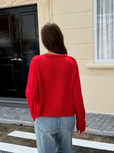 Vue arrière d'un pull en maille rouge vif avec manches longues décontractées et ourlet