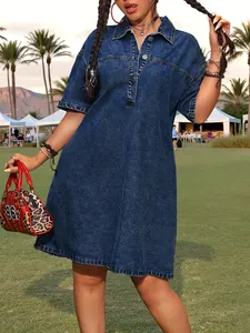 Robe midi décontractée en denim délavé, coupe ample avec col à revers et manches courtes