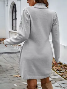 Robe en maille grise élégante à col montant et manches ornées de perles