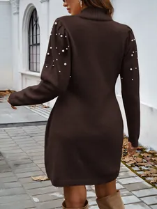 Vue détaillée d'une robe en tricot marron ornée de perles élégantes sur les manches
