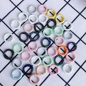 Detailansicht von bunten Silikonringen für DIY-Schmuckzubehör und praktische Kabelbinder