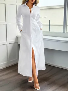 Dettaglio dell'elegante abito a camicia maxi bianco a maniche lunghe con spacco alto