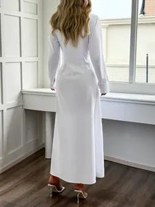Vista posteriore di un elegante abito lungo bianco a maniche lunghe per vacanze casual