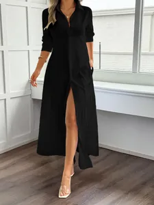 Elegante vestito lungo nero a maniche lunghe con bottoni e spacco laterale alto per donna