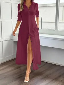 Elegante abito a camicia bordeaux a maniche lunghe con bottoni e spacco laterale