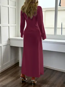 Vista posteriore di un elegante abito lungo bordeaux con maniche lunghe e vestibilità slim