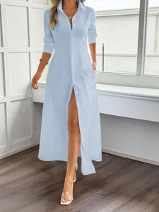 Abito lungo azzurro a maniche lunghe con bottoni perfetto per uno stile casual chic