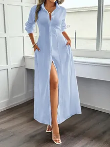 Elegante abito chemisier lungo azzurro a maniche lunghe con bottoni per vacanze casual