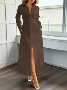Elegante abito a camicia maxi marrone scuro a maniche lunghe con spacco frontale.