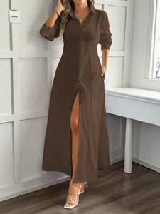Vista completa dell'elegante abito a camicia marrone a maniche lunghe con bottoni
