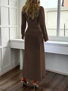 Vista posteriore di un abito lungo marrone a maniche lunghe con vita aderente elegante