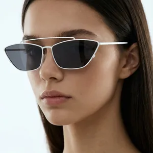 Lunettes de Soleil Oeil de Chat pour Femmes Monture en Métal Rétro Double Pont Verres Colorés Océan Protection UV400 Voyage