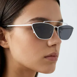 Lunettes de soleil œil de chat en métal blanc pour femmes avec verres foncés 2024