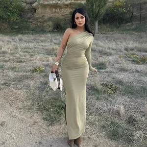 Elegantes olivgrünes One-Shoulder-Maxikleid mit Raffung und einem einzelnen Ärmel
