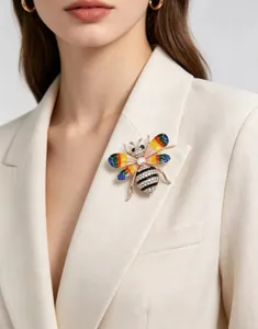 Une vue détaillée d'une broche abeille colorée en strass sur un blazer beige