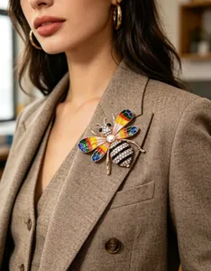 Gros plan d'une broche abeille en émail coloré avec strass sur le revers d'un blazer