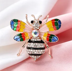 Vue détaillée d'une broche abeille colorée en émail avec des strass étincelants