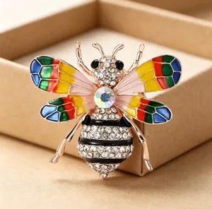 Vue détaillée d'une broche en forme d'abeille avec émail arc-en-ciel et strass