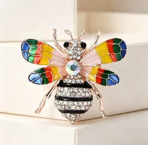 Vue macro détaillée d'une broche abeille colorée avec des strass étincelants et de l'émail