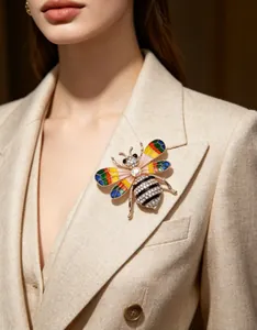 Vue détaillée d'une broche abeille colorée avec strass sur un revers de blazer.