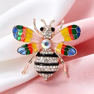 Broche abeille exquise avec ailes en émail coloré et strass brillants pour femme.
