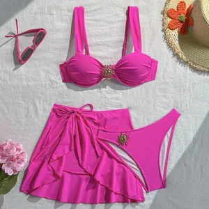 Ensemble de bikini 3 pièces rose vif avec jupe à volants et boucles de soleil dorées