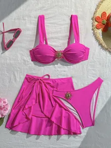 Détail d'un ensemble bikini fuchsia trois pièces avec une jupe de plage volantée.